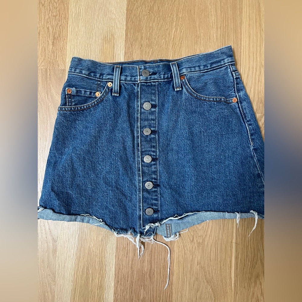 Levi’s denim skirt. Size 26. Brand new.
